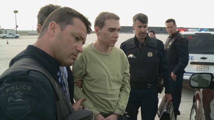 Luka Magnotta est escort&eacute; par des policiers de la ville de Montr&eacute;al &agrave; l'a&eacute;roport Mirabel, au Qu&eacute;bec (Canada), le 18 juin 2012. (SERVICE DE POLICE DE LA VILLE DE MONTREAL / AFP)