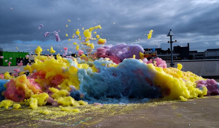 "Island of foam", une sculpture de mousse multicolore éphémère de Stéphanie Lüning. (STEPHEN AMANTE SMITH ET THOMAS GERHARDTS)