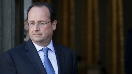 Le pr&eacute;sident de la R&eacute;publique, Fran&ccedil;ois Hollande, sur le perron du palais de l'Elys&eacute;e, &agrave; Paris, le 17 mai 2014. (GONZALO FUENTES / REUTERS)