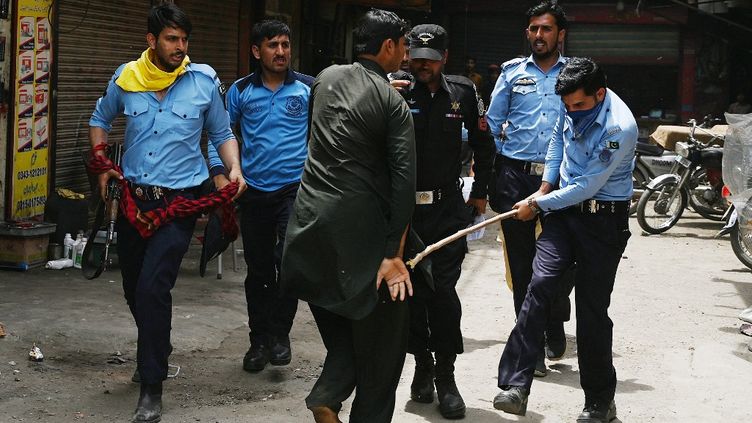 A supporter of the opposition Pakistan Tehreek-e-Insaf (PTI) party beaten by the police in Islamabad (Pakistan), on May 11, 2023. (AAMIR QURESHI / AFP)