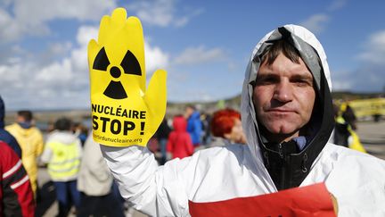 Les manifestants sont passés par la&nbsp;plaque commémorative dédiée à la catastrophe de Fukushima avant de se diriger vers l'EPR de Flamanville en construction. (CHARLY TRIBALLEAU / AFP)