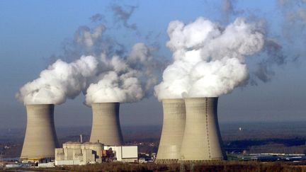 Vue d'h&eacute;licopt&egrave;re prise le 09 d&eacute;cembre 2003 de la centrale nucl&eacute;aire de Dampierre-en-Burly dans le Loiret. (ANDRE DURAND / AFP)