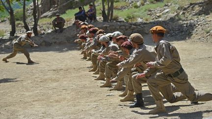 Des&nbsp;forces de sécurité afghanes participe à un entraînement militaire dans la zone de Bandejoy, dans la province de&nbsp;Panshir (Afghanistan), le 21 août 2021.&nbsp; (AHMAD SAHEL ARMAN / AFP)