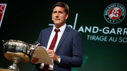 Le juge-arbitre de la Fédération française de tennis, Rémy Azemar, lors du tirage au sort de Roland-Garros, le 19 mai 2022. (IBRAHIM EZZAT / AFP)