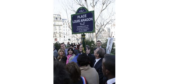 Inauguration de la place Louis Aragon sur l&#039;île Saint-Louis à Paris (27 mars 2012)
 (BRULE / SIPA)