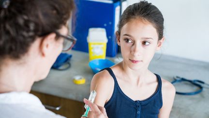 Une jeune fille reçoit une injection d'un vaccin contre les papillomavirus, le 13 septembre 2019 à Paris. (VOISIN / PHANIE / AFP)