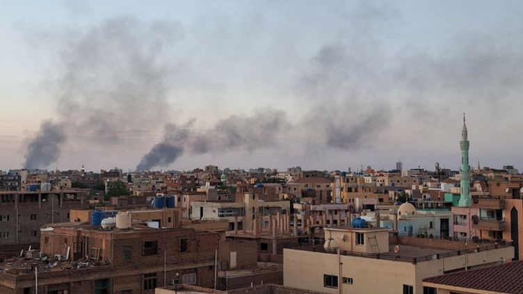 Plumes of smoke above Khartoum (Sudan), May 1, 2023. (AHMED SATTI / ANADOLU AGENCY / AFP)