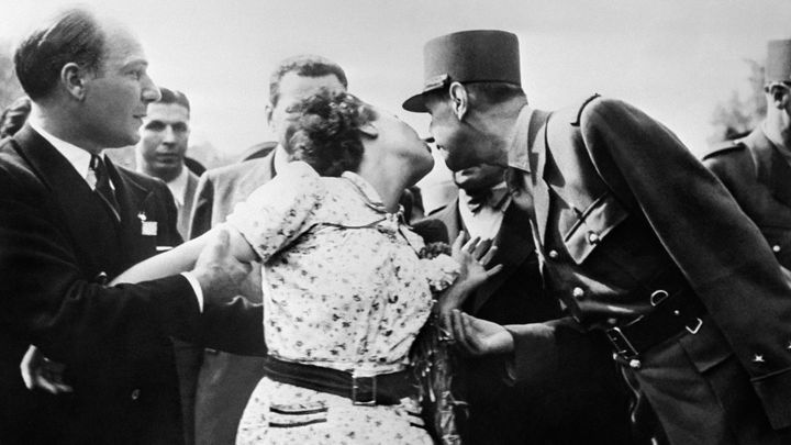 Une Parisienne, l'épouse du caméraman Gaston Madru, manifeste sa joie en embrassant le général de Gaulle lors du défilé du 26 août sur les Champs-Elysées. (AFP)