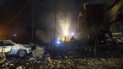 Des pompiers mobilisés après une explosion dans un établissement commercial à San Cristobal, en République dominicaine, le 14 août 2023. (AFP STRINGER / AFP)