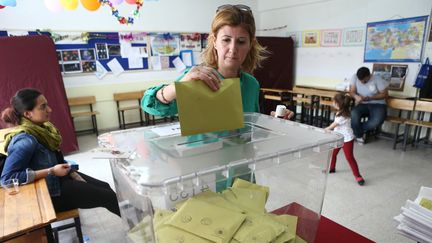 Une Turque vote lors des &eacute;lections l&eacute;gislatives dans un bureau d'Ankara, la capitale, le 7 juin 2015. (ADEM ALTAN / AFP)