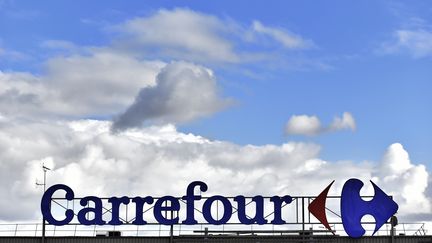 Le logo du groupe Carrefour sur un magasin à Nantes (Loire-Atlantique), le 26 janvier 2018. (LOIC VENANCE / AFP)