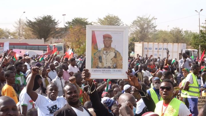 Des manifestants à Ouagadougou (Burkina Faso) portent un portrait du président Ibrahim Traoré. (Nathanaël Charbonnier / Radio France)