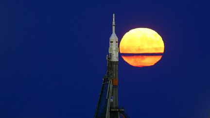 La "super lune" émerge derrière la fusée Soyuz, à Baikonour (Kazakstan), le 14 novembre 2016. (SHAMIL ZHUMATOV / REUTERS)