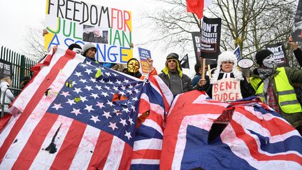 Des soutiens de Julian Assange manifestent&nbsp;devant la Woolwich Crown Court à Londres, le 24 février 2020. (DANIEL LEAL-OLIVAS / AFP)