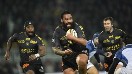 Uini Aotnio et les Rochelais sont leader du Top 14 (XAVIER LEOTY / AFP)