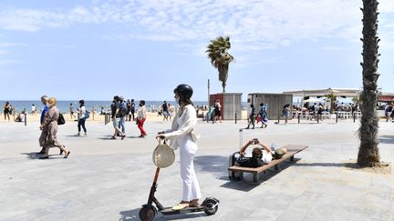 Une femme circulant sur sa trottinette électrique à Barcelone le 6 juin 2021. (PAU BARRENA / AFP)