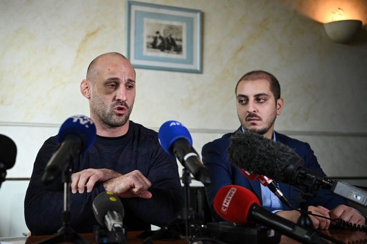 Alain Schmitt lors de la conférence de presse qu'il a donné en compagnie de son avocat le 2 décembre 2021 à Paris. (ANNE-CHRISTINE POUJOULAT / AFP)