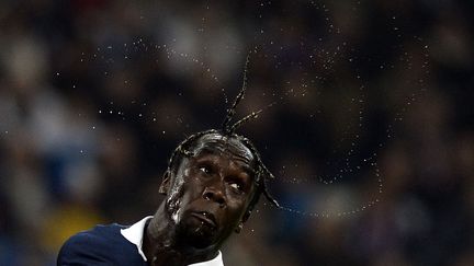 Le d&eacute;fenseur fran&ccedil;ais Bacary Sagna lors du match amical contre la Su&egrave;de &agrave; Marseille (Bouches-du-Rh&ocirc;ne), le 18 novembre 2014. (FRANCK FIFE / AFP)