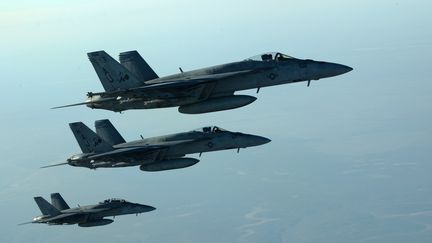 Des avions am&eacute;ricains F-18E Super Hornets au-dessus du nord de l'Irak, le 23 septembre 2014. (SHAWN NICKEL / US AIR FORCES CENTRAL COMMAND / AFP)