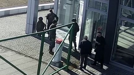 Guerre en Ukraine : une vidéo de surveillance montre des soldats russes en train d'exécuter des civils ukrainiens