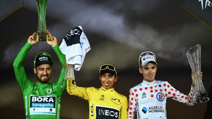 Peter Sagan, Egan Bernal et Romain Bardet sur le podium du Tour de France à l'arrivée sur les Champs-Elysées, dimanche 28 juillet à Paris. (MARCO BERTORELLO / AFP)