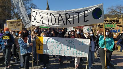 Une marche pour le climat réunit des centaines de jeunes à Metz (Moselle), le 20 mars 2021. (NATACHA KADUR / FRANCE-BLEU LORRAINE NORD)