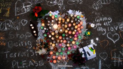 Des bougies et des messages inscrits à la craie, devant un mémorial pour les victimes de l'attaque terroriste de Christchurch, en Nouvelle-Zélande, le 18 mars 2019. (MARTY MELVILLE / AFP)