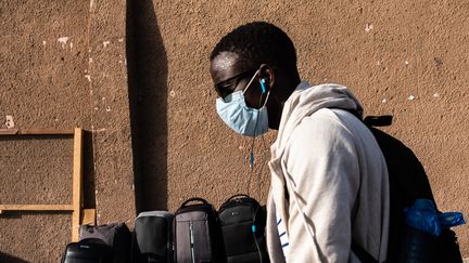 Un jeune homme portant un masque de protection à Dakar, le 6 mars 2020. (JEROME GILLES / NURPHOTO)