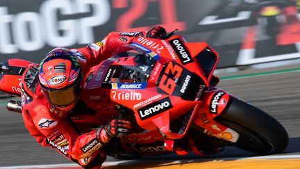 L'Italien Francesco Bagnaia a décroché la pôle du Grand Prix d'Aragon.&nbsp; (LLUIS GENE / AFP)