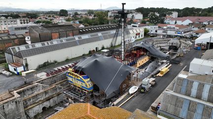 L'Hermione en réparation dans une cale-sèche du port d'Anglet, le 17 octobre 2022.&nbsp; (LIONEL LE SAUX / MAXPPP)