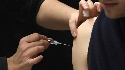 L'ARS recommande aux jeunes Strasbourgeois de se faire vacciner contre la méningite après la mort de l'un d'entre eux (illustration). (PHILIPPE DESMAZES / AFP)