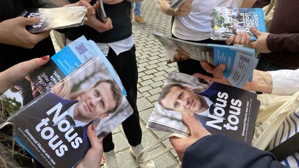 Les militants LREM s'apprêtent à distribuer des tracts d'Emmanuel Macron en porte-à-porte à Starsbourg, le 13 avril 2022. (MARGAUX DUGUET / FRANCEINFO)