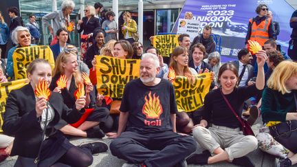 Des militants du climat organisent une manifestation devant l'Excel Centre dans l'est de Londres lors de l'assemblée générale annuelle du géant pétrolier Shell, le 23 mai 2023. (VUK VALCIC / MAXPPP)