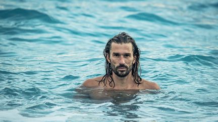 L'apnéiste Guillaume Néry publie un livre mercredi 30 mars, Nature aquatique, sur son rapport à la mer. (VALERY HACHE / AFP)