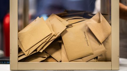 Des bulletins dans une urne, à Perpignan (Pyrénées-Orientales), le 9 juin 2024. (JC MILHET / HANS LUCAS / AFP)