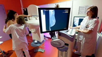 Une femme passe une mammographie dans un centre de radiologie, à Armentières (Nord), le 25 janvier 2011.&nbsp; (GARO / PHANIE / AFP)