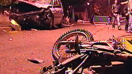 La voiture de police et la moto accidentée dans la collision en novembre 2007 à Villiers le Bel (© France 2)