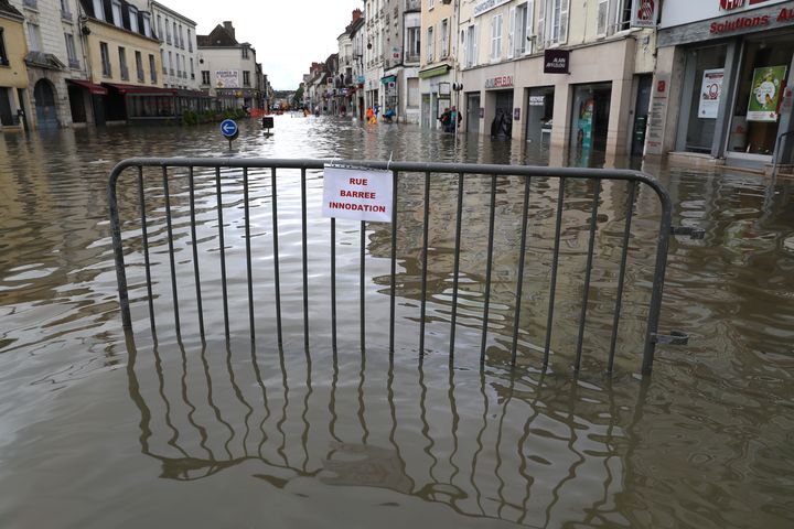 Une rue de Nemours (Loiret) inondée le 1er juin 2016. (KENZO TRIBOUILLARD / AFP)