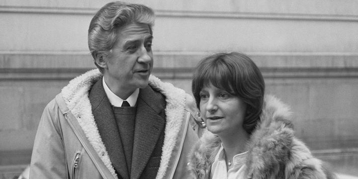 Le réalisateur français Alain Resnais et son épouse Florence Malraux assistent au mariage de l'actrice française Jeanne Moreau, le 8 février 1977 à Paris.
 (AFP)