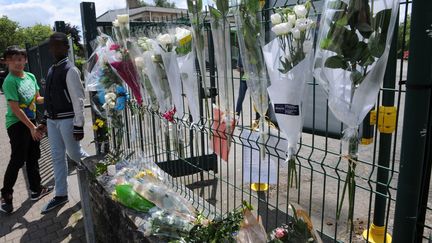 Devant le coll&egrave;ge de Cleunay (Rennes), les camarades de Killian, 13 ans, ont d&eacute;pos&eacute; des fleurs, samedi 23 juin 2012. (JEAN-FRANCOIS MONIER / AFP)