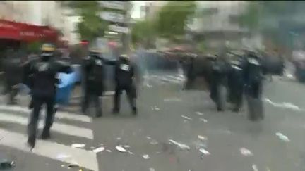 Loi du travail : heurts entre policiers et manifestants dans le cortège parisien