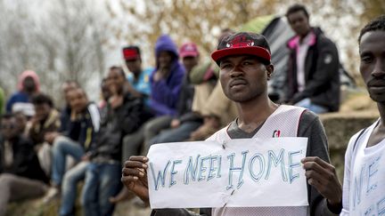 Des migrants de Calais attendent la visite du ministre de l'Int&eacute;rieur, Bernard Cazeneuve, le 4 mai 2015 &agrave; Calais (Pas-de-Calais). (PHILIPPE HUGUEN / AFP)