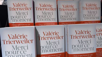 Le livre de Val&eacute;rie Trierweiler s'est &eacute;coul&eacute; &agrave; 145 000 exemplaires entre sa sortie, le jeudi 4 septembre 2014, et le dimanche suivant. (PASCAL GUYOT / AFP)