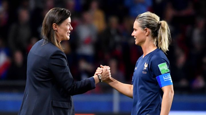 Corinne Diacre et Amandine Henry après France-Nigéria à Rennes lors de la dernière Coupe du monde, le 17 juin 2019. (MAXPPP)