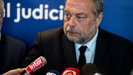 Le ministre de la Justice, Eric Dupond-Morretti, répond aux journalistes lors d'une visite au tribunal de Lyon, le 27 juin 2023. Photo d'illustration. (NICOLAS LIPONNE / HANS LUCAS / VIA AFP)