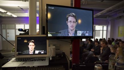  (Edward Snowden, lors d'une diffusion d'une de ses vidéos, le 24 septebmre à New-York © REUTERS - Andrew Kelly)