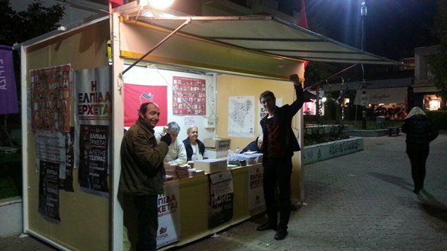 &nbsp; (Ilion, banlieue sud et populaire d'Athènes.  Un stand de Syriza le parti de la gauche radicale en tête des sondages. © RF/ Mathilde Lemaire)