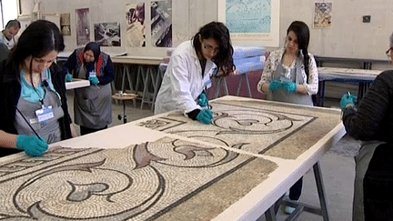 Le programme Moisaikon initié par le musée d'Arles antique convie des stagiaires de tout le bassin méditerranéen pour apprendre de nouvelles méthodes de conservation des mosaïques
 (France 3 / Culturebox)