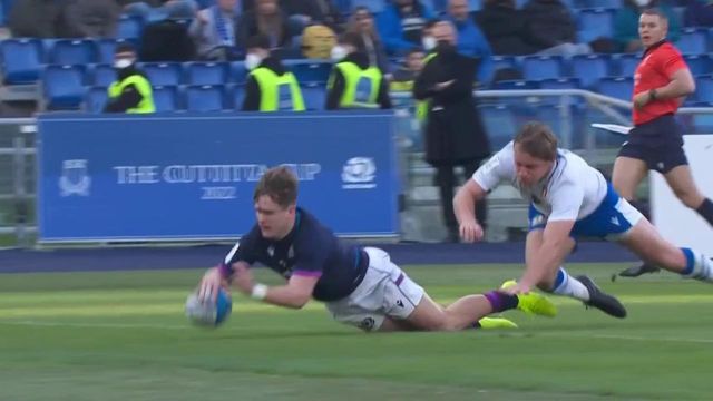 In conquest and in the advance, Scotland pushed back Italy and on the 22 meters, Russell shifted Darcy Graham who ended up alone in the goal of the Squadra Azzurra!  Russell transforms, the Scots recover the offensive bonus!  It's 26-10 for the XV du Thistle!