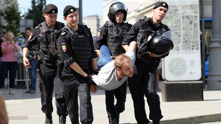 La police arrête un homme lors d'une manifestation devant la mairie de Moscou (Russie), samedi 27 juillet 2019.&nbsp; (KIRILL KUDRYAVTSEV / AFP)